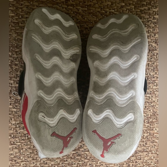 Jordan Boys 23-7 sneakers, size 3. - Picture 3 of 4